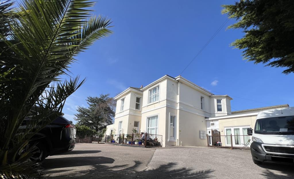 Lot: 130 - FREEHOLD INVESTMENT OF SEVEN APARTMENTS - General view of front of property